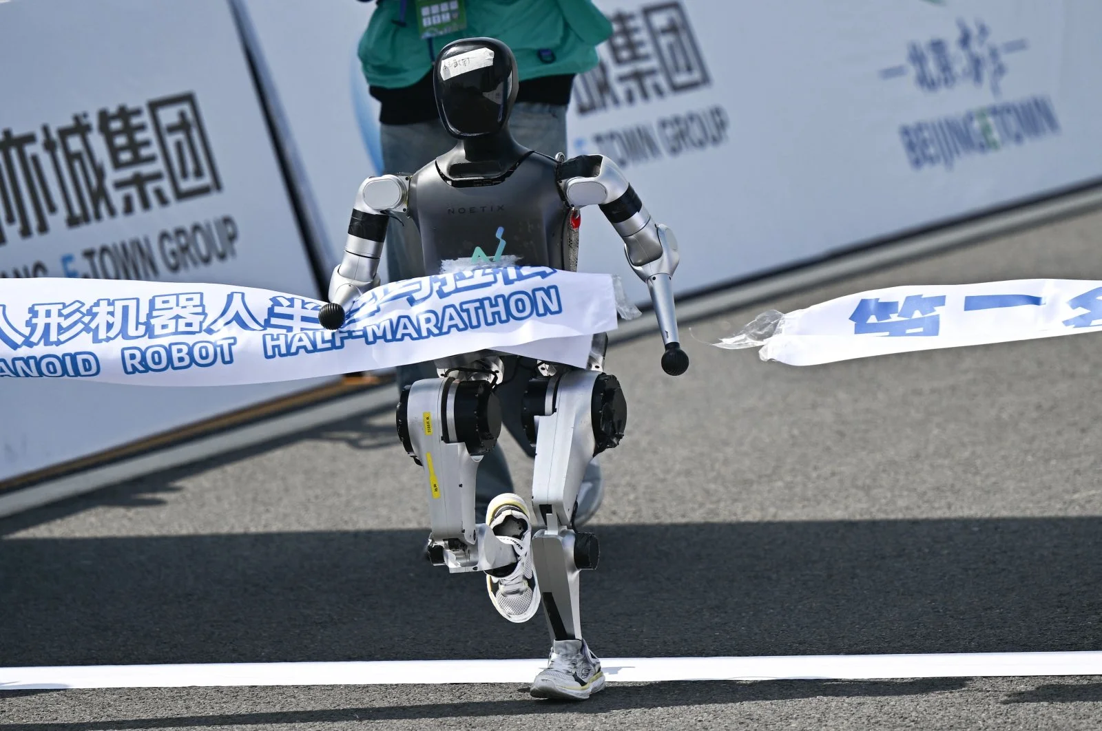 Robots vs humans: Beijing hosts futuristic half marathon | Daily Sabah
