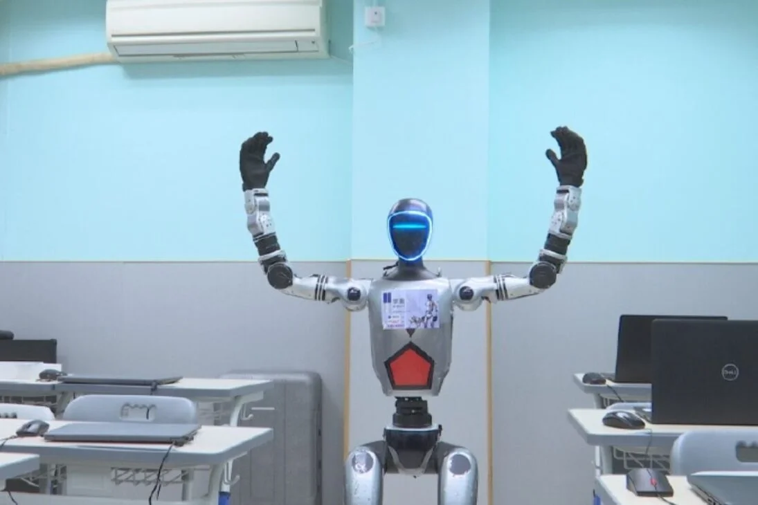 Humanoid robot suddenly appears on the streets of Macau, scaring an elderly  woman and causing panic, leading her to the hospital while a promotional  test of the machine goes viral on social