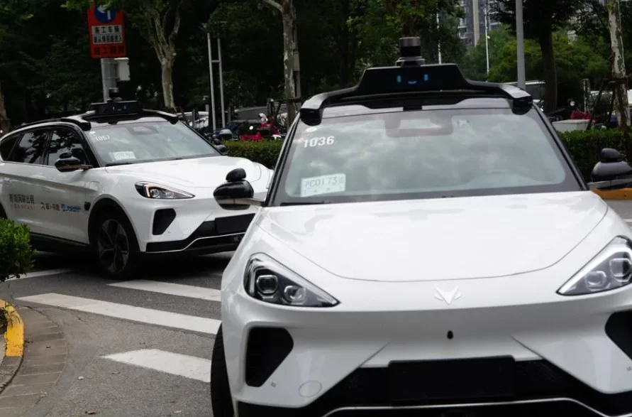 တရုတ်မှာ Baidu ရဲ့ မောင်းသူမဲ့ တက္ကစီတွေ လမ်းမပေါ်ထိုးရပ်သွားပြီး လမ်းပိတ်ဆို့မှုများ ဖြစ်ပွား